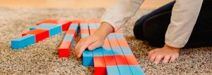 Niño aprendiendo matemáticas con Montessori